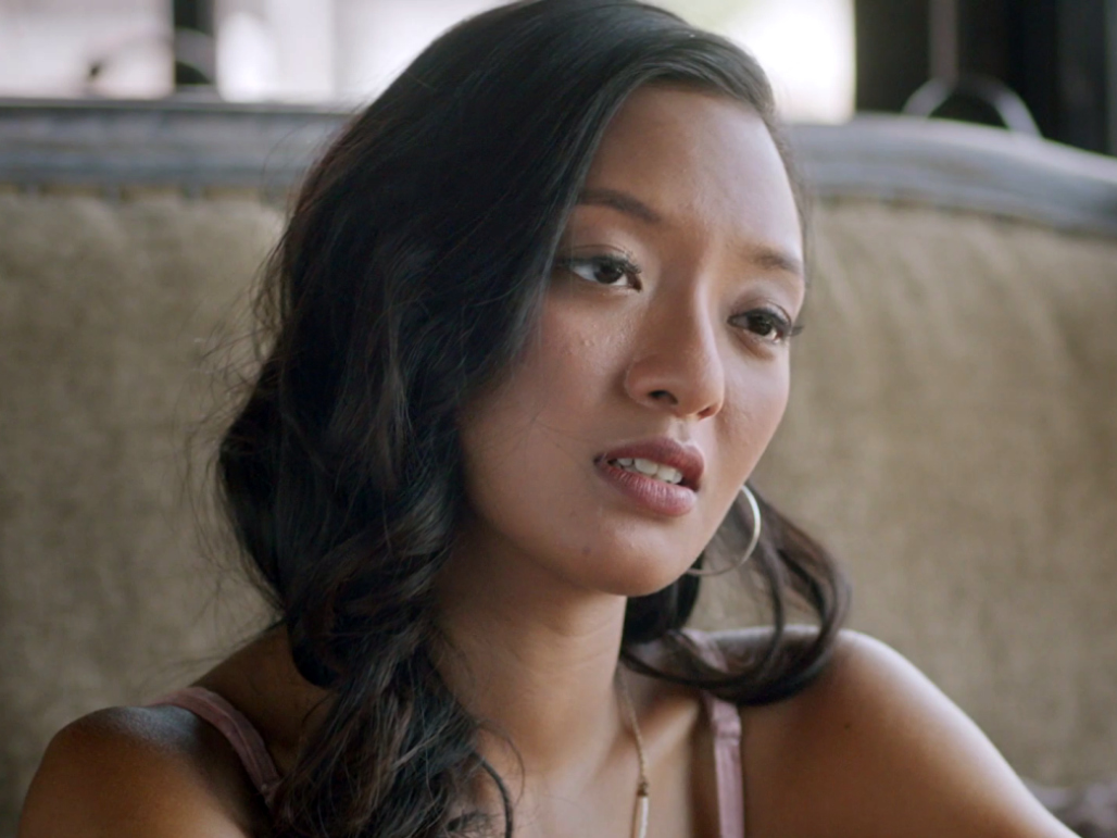 Asmara Abigail berambut panjang bergelombang, memakai anting-anting bulat besar.